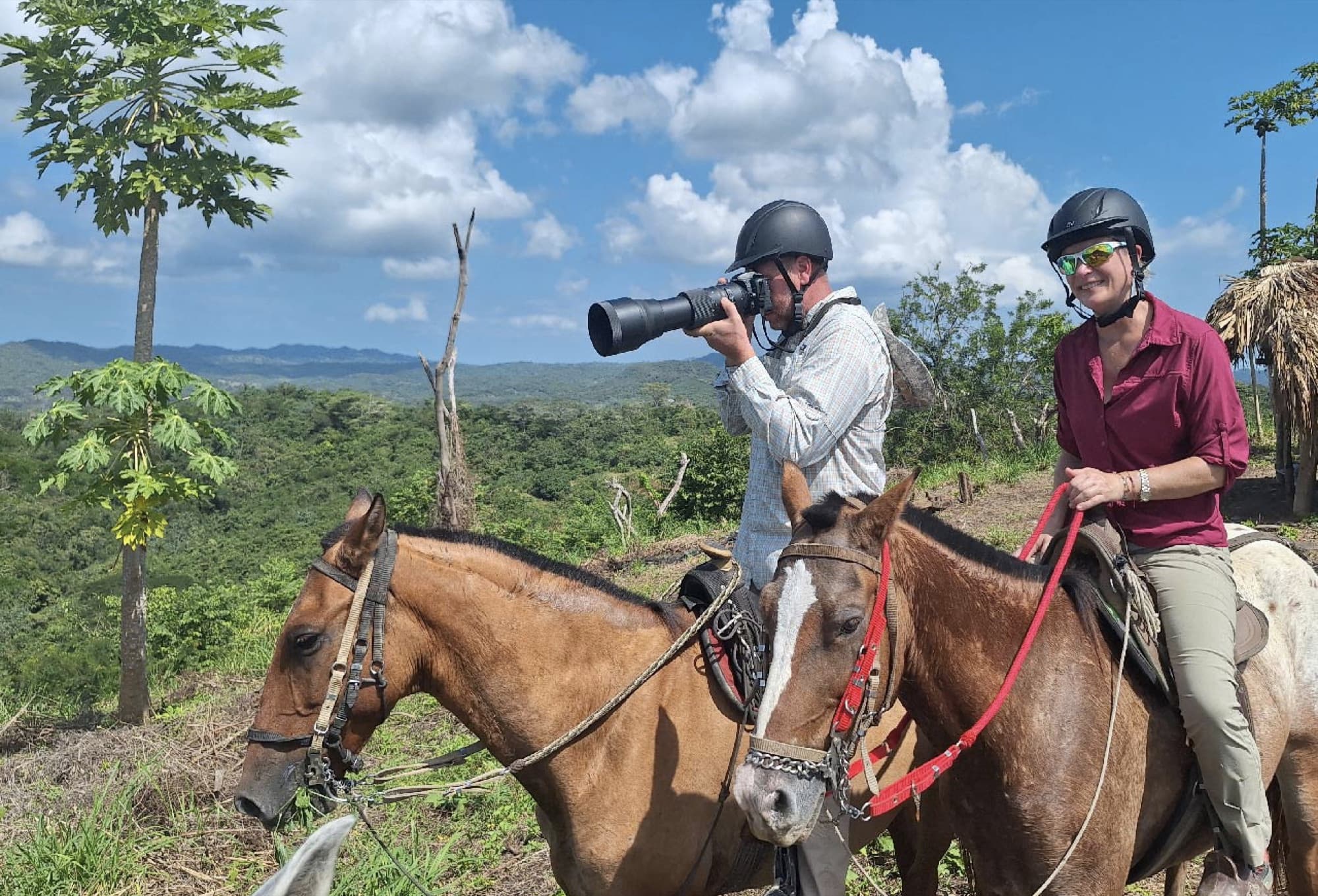 Cabalgata con avistamiento de aves — visitante fotografiando con teleobjetivo desde un mirador