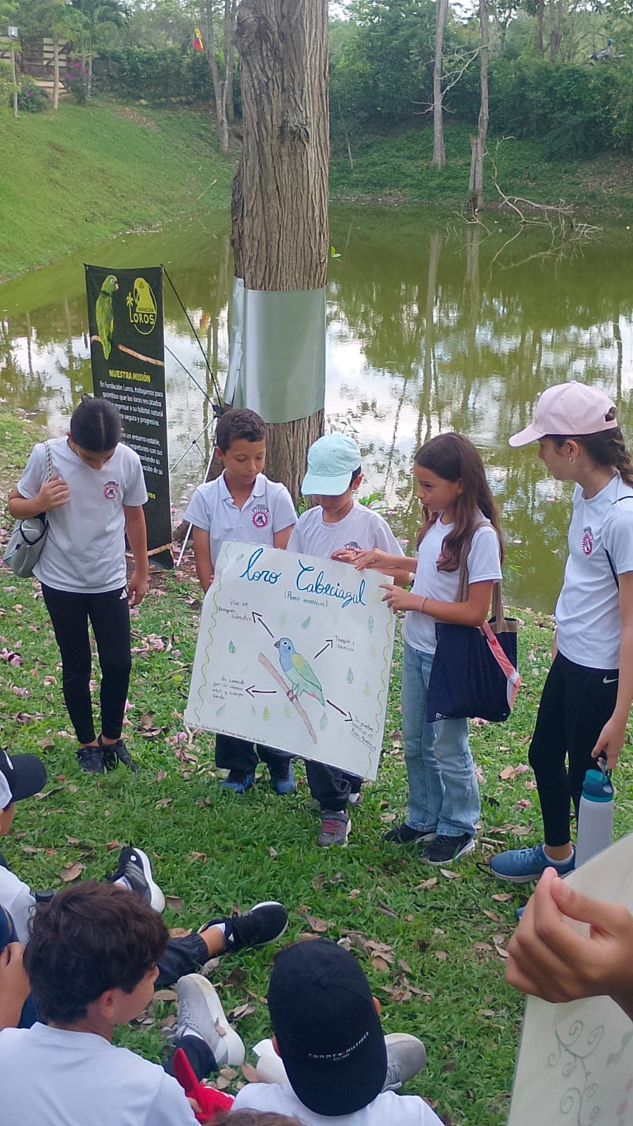 Los carteles del Colegio Cojowa junto al estanque · 13