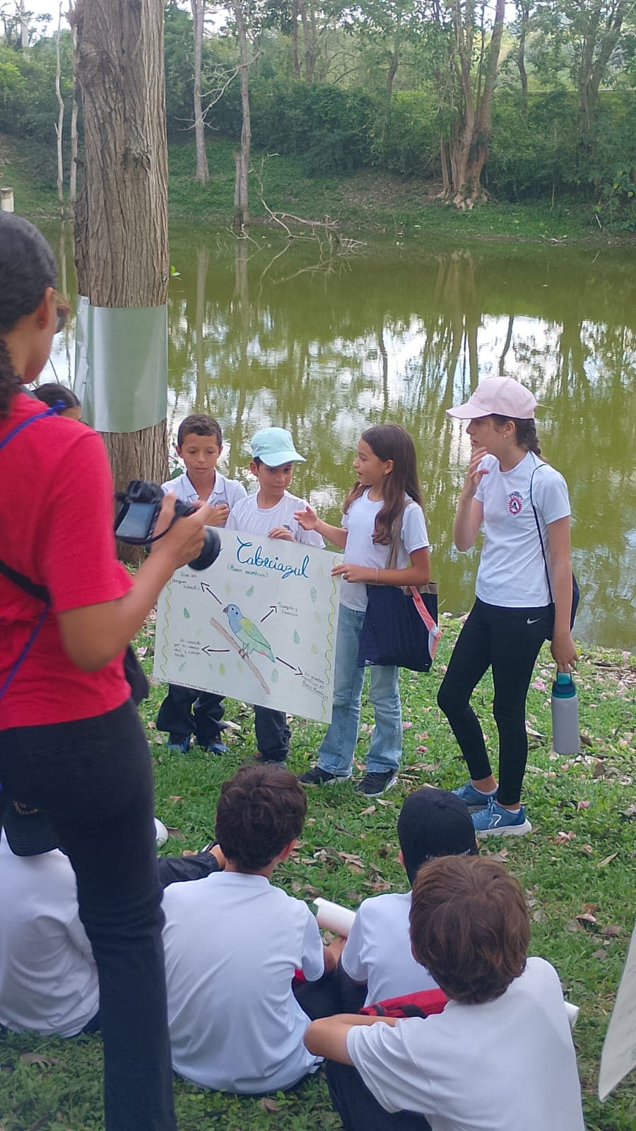 Los carteles del Colegio Cojowa junto al estanque · 24